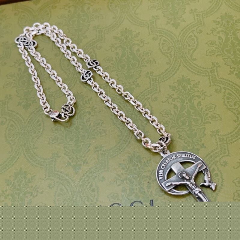 G*u*i necklaces